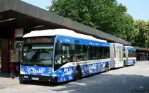 Hochbahn 8705 (HH HN 2785) macht Werbung f�r Clarks Megastore.
Niendorf Markt, 3.7.2010.