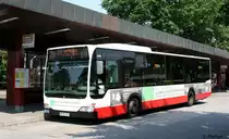 Hochbahn 2761 (HH HE 2761) macht Werbung f�r Ypey.
Niendorf Markt, 3.7.2010.
