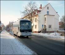 MAN Reisebus mit Rentnern in der Ahltener Strae/Lehrte am 04.12.10.