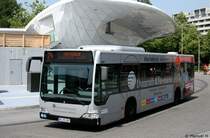 Hochbahn 2807 (HH HN 2807) mit Werbung fr Dumrath und Fassnacht.
Hamburg Poppenbttel, 3.7.2010.