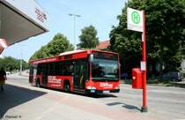 Hochbahn 2724 (HH HN 2724) macht Werbung fr Mbel Hffner.
Hamburg Langenhorn Markt, 3.7.2010.