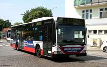 Hochbahn 2233 (HH DT 1215) macht Werbung fr Jrgen Schrder.
Hamburg Barmbek ZOB, 3.7.2010.