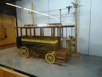 Altes Trolleybusmodell in einer U-Bahnstation in Marseille am 15. Oktober 2010