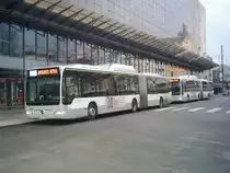 Zwei Mercedes-Benz Citaro (O 530 G CNG) bei der Wartepause am Platz der Republik in Nancy. Die Wagen 562 und 559 befahren am 12.12.2010 die Linie 129. Diese Linie ist eine Busverbindung zwischen der Innenstadt und der Messegel�nde und gilt nur am 11.-12.-18. und 19. Dezember 2010 bei der Adventzeit f�r die Eink�ufe in der Innenstadt.