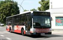 Hochbahn 2616 (HH HN 2616) am ZOB Hamburg Barmbek, 3.7.2010.
Der Bus macht Werbung fr IPL-Hamburg.
