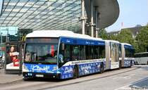 Hochbahn 8705 (HH HN 2785) mit Werbung fr Clarks.
Hamburg HBF, 3.7.2010.