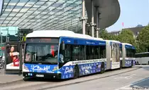 Hochbahn 8705 (HH HN 2785) mit Werbung f�r Clarks.
Hamburg HBF, 3.7.2010.