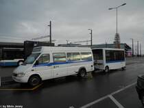 Eine Spezialitt bei der VBG ist die Linie 455, dort eingesetzt wird ein Mercedes Sprinter Nr. 20 und ein Anhnger (Spezialanfertigung von Hess) Nr. 21. Am 11.12.10 war dieses Gespann jedoch zwischen Stettbach und Dbendorf als Glattfestshuttle im Einsatz.