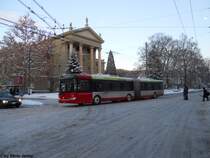 Stadtbus Winterthur Nr. 336 (Solaris Urbino 18) am 18.12.2010 bei der Haltestelle Stadthaus, vor dem gleichnamigen Geb�ude des Archidekten Gottfried Semper, der ebenfalls die Dresdener Semper-Operbauen liess.