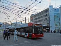 Unter dem Fahrleitungschaos des Winterthurer Hauptbahnhofs am 18.12.2010 f�hrt der Hess Nr. 105 in Richtung W�lflingen.