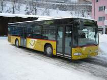 Postauto der Linie 1 in G�schenen, 27.12.2010.