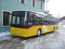 Postauto beim Bahnhof Airolo, 27.12.2010.