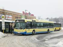 Ein Scania auf der Linie 398 nach S-Bahnhof Mahlsdorf am U-Bahnhof Elsterwerdaer Platz. Aufgrund der Witterungsverh�ltnisse ist der Wagenbestand bei der BVG nicht mehr so gro� deshalb, werden auf einigen Linien Ersatzfahrzeuge eingesetzt.