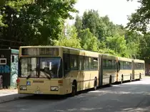 Zwei Sandgelbe BVG Busse am S Nikolassee 21.7.2010