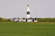 Vor dem Kampener Leuchtturm war am 30. Mai 2008 der NF-CM 961 auf der Linie 1 von List in Norden der Insel Sylt zum Hauptort Westerland unterwegs.