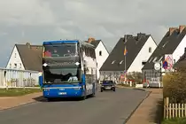 Vom Hrnumer hafen kommend rollte am 16. April 2008 der NF-TR 927 von der SVG-Tochter Tlke-Reisen durch die Sraen Blankes Tlchen in Hrnum im Rahmen einer groen Inselrundfahrt.