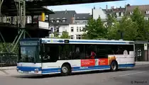 WSW 0304 (W SW 309).
Der Bus wirbt fr die Sparkasse und Stlzel.
Wuppertal Oberbarmen, 7.8.2010.