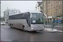 Im Schienenersatzverkehr der S-Bahn Berlin zwischen Hennigsdorf und Berlin-Tegel kommt dieser MAN Dreiachser einer Berliner Firma am 04.01.2011 zum Einsatz. Leider sind am Bus die Typbezeichnung entfernt und keinerlei Hinweise auf den Besitzer angebracht worden (B AK 6088) - Danke frs identifizieren!