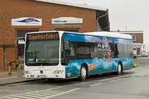 Neben der alten Tonnenhalle am Lister Hafen stand der NF-SV 776 und wartet auf die Rckfahrt nach Westerland.