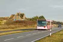 Am Haus Hanna in den Dnen zwischen Westerland und Rantum war am 29. Dezember 2009 der NF-SV 711 auf der Linie 2 von Westerland nach Hrnum unterwegs.