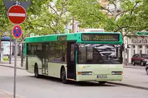 Auf dem Augustaplatz in Baden-Baden stand am 6. Juni 2006 der BAD-RR 121 von Reiss-Reisen und wartet auf die Abfahrt auf der Linie 204 nach Malschbach im Baden-Badener Ortsteil Geroldsau. Der Bus ist im Auftrag der Baden-Baden-Linie unterwegs. 