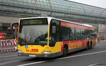 BVG 1712 (B V 1712) macht Werbung fr Doorbreaker.
Berlin Spandau Bahnhof, 9.8.2010.