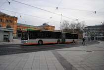 MAN Lions City, der stra, erreicht die Haltestelle Hauptbahnhof am 09.01.2011