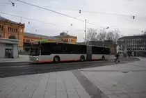 MAN Lions City, der �stra, erreicht die Haltestelle Hauptbahnhof am 09.01.2011