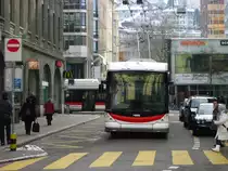 Hess Trolleybus der Linie 5 nach Rieth�sli, Bahnhof St.Gallen am 3.1.11.