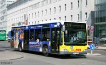 BVG 1678 (B V 1678) wirbt fr den Frierichstadt Palast.
Berlin Ostbahnhof, 9.8.2010.