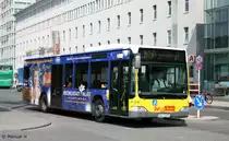 BVG 1678 (B V 1678) wirbt f�r den Frierichstadt Palast.
Berlin Ostbahnhof, 9.8.2010.