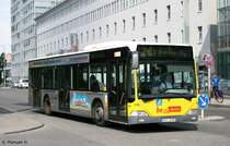 BVG 1295 (B V 1295) fhrt mit Werbung fr Edelhoff.
Berlin Ostbahnhof, 9.8.2010.