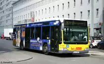 BVG 1679 (B V 1679) f�hrt mit Werbung f�r den Friedrichstadt Palast.
Berlin Ostbahnhof, 9.8.2010.