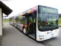 MAN Lion's City Wagen Nr: 151 bei der Haltestelle Bettlen in Wrenlos. Mit einer farbigen Vollwerbung.