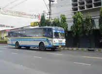 Ein ziemlich betagter Stadtbus in Bangkok am 14.01.2011, ohne Klimaanlage. Der Bus tr�gt zwar den Mercedes-Stern, das will aber nicht hei�en, da� es sich auch tats�chlich um einen Mercedes-Benz Bus handelt oder ob es sich hierbei lediglich um eine  Verzierung  handelt.
