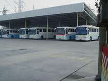 Die Nakhon chai air Busgesellschaft (NCA) bedient von Bangkok aus eine Menge Stdte in Thailand. Die Gesellschaft betreibt die Strecken nur mit Mercedes-Benz Bussen. Hier der Busterminal in Bangkok mit Bussen der  Gold class  und der  Silver class  am 14.01.2011