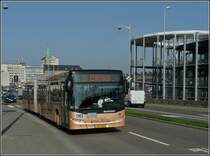 Dieser Neoplan Gelenkbus von Emil Weber, fhrt am 09.10.2010 am neu erichtetem Parkhaus am Bahnhof von Luxemburg vorbei.
