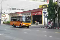 Die kleinen gr�nen Minibusse (ich habe davon im Jahr 2009 noch ein Foto gemacht und hier eingestellt) sind aus dem Stadtbild von Bangkok verschwunden. An deren Stelle sind diese orangefarbenen Mini Eco-car Busse getreten (14.01.2011)
