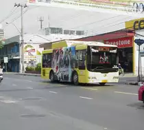 Ein chinesischer Sunlong-Bus unterwegs im Stadtverkehr von Bangkok am 14.01.2011