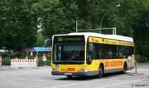 BVG 2165 (B V 2165) wirbt fr ,Der Lackdoktor,.
Berlin Treptow, 9.8.2010