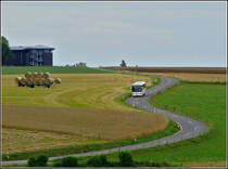 Ein Setra der Firma Simon aus Diekirch unterwegs auf einer kurvenreichen Landstrae von Heinerscheid nach Kaesfurt am 13.08.2010.