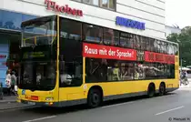 BVG 3171 (B V 3171) f�hrt mit Werbung f�r ,Die neue Schule,.
Berlin Steglitz, 9.8.2010.