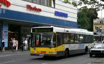 BVG 1392 (B V 1392) wirbt f�r Mazda.
Berlin Steglitz, 9.8.2010. 