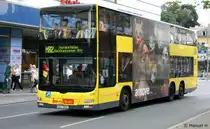 BVG 3502 (B V 3502) tr�gt TB f�r Amore.
Berlin Steglitz, 9.8.2010.