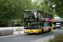 BVG 3222 (B V 3222) wirbt f�r Artemis.
Berlin Steglitz, 9.8.2010.