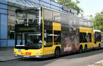 BVG 3364 (B V 3364) steht am 9.8.2010 am Bahnhof Berlin Steglitz.
Der Bus wirbt f�r Amore.