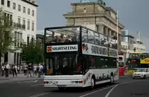 (B AA 955) f�hrt am 9.8.2010 mit einer Ladung Touristen am Brandenburger Tor in Berlin vorbei.