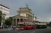 Brandenburger Tor mit 2 Stadtrundfahrtbus.
Aufgenommen am 9.8.2010.