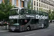 (B CS 742) geh�rt zu den interessantesten Stadtrundfahrten Bus von Berlin.
Er sieht aus wie ein Elefant.
Berlin Brandenburger Tor, 9.8.2010.