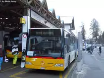 Postauto/PU Bossi (ex. Ortsbus Silvaplana/Ming) GR 57790 (Mercedes Citaro O530) am 2.1.2011 in Lenzerheide, Post. Dieser Wagen war seit 1999 bis 2010 bei Ming als Ortsbus Silvaplana im Einsatz, wo er dann in die Lenzerheide gelang, und zumindest auf der Front, in den Postauto-Lack getaucht wurde.